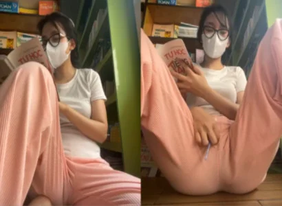 Bé vừa đọc sách vừa đưa sextoy ra vào lồn