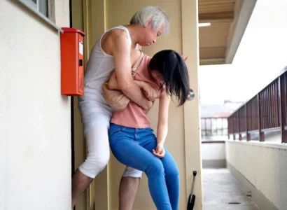 Cô vợ trẻ của con trai bị bố chồng già bóp