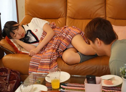 Gã đó nện em gái mới lớn của người yêu