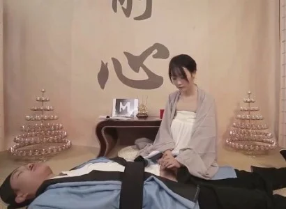 Nữ tu và vị đạo sĩ bị thương