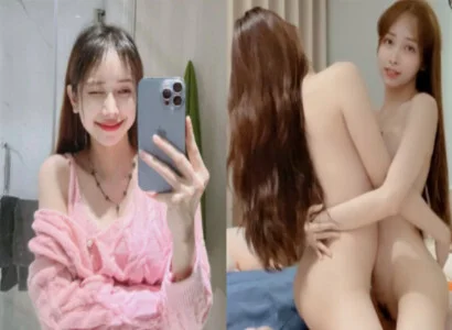 Cô nàng Lâm Thái Vy và bạn thân móc bím trong suốt buổi phát trực tiếp
